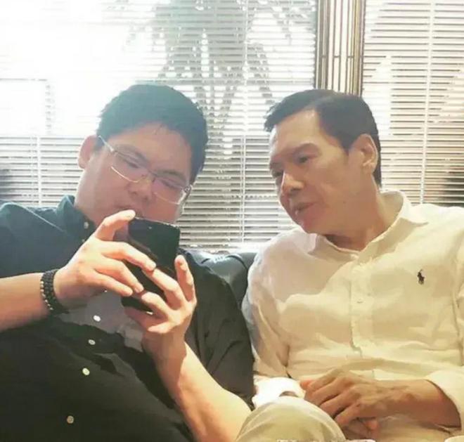 后悔惯坏小儿子打人入狱生活纸醉金迷开元棋牌网站向佑近照瘦到不敢认向太(图5)