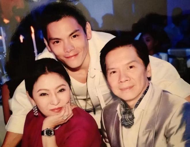 后悔惯坏小儿子打人入狱生活纸醉金迷开元棋牌网站向佑近照瘦到不敢认向太(图16)